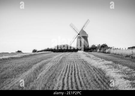 Halnaker Windmühle in schwarz und weiß / monochrom auf dem Halnaker Hill in West Sussex, England, UK Stockfoto