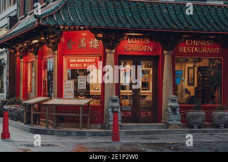 London, Großbritannien - 19. November 2020: Außenansicht des geschlossenen Lotus Garden Restaurants in Chinatown, London. Chinatown ist die Heimat einer großen ostasiatischen Gemeinschaft und Stockfoto