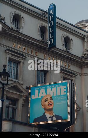 London, Großbritannien - 19. November 2020: Fassade des Apollo Theaters in London mit Everybody's Talking About Jamie, einem Musical mit Musik von Dan Gillespie Stockfoto