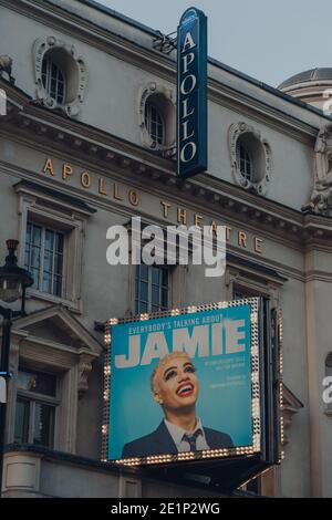 London, Großbritannien - 19. November 2020: Fassade des Apollo Theaters in London mit Everybody's Talking About Jamie, einem Musical mit Musik von Dan Gillespie Stockfoto