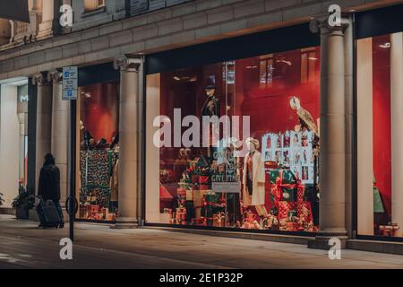 London, Großbritannien - 19. November 2020: Festliche Einzelhandelsgeschäfte in den Fenstern der Fenwick Mall in der Bond Street, einer der berühmtesten Straßen für Luxusshoppi Stockfoto