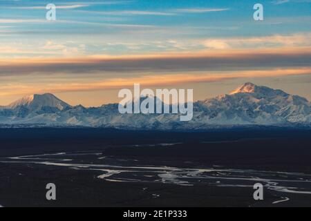 Luftaufnahme des Sonnenuntergangs auf den hohen Gipfeln Der Alaska Range Stockfoto