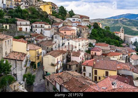 Blick auf das ländliche Dorf Pietrapertosa Teil des Clubs "die schönsten Dörfer in Italien", Basilicata, Italien Stockfoto