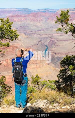 Idyllische Aufnahme eines männlichen Touristen, der den Grand Canyon entlang der Hermit Road, Grand Canyon National Park, Arizona, USA fotografiert Stockfoto