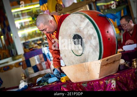 Atsagatsky Datsan Tempel, Ulan Ude, Sibirien, Russland - 09. März 2020 : Buddhistische Mönche lesen Mantras in Dzogchen Duga. Buddhistische Mönche beten Stockfoto