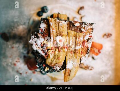 french Toast Frühstück mit Bananen und Nüssen auf einem Teller Stockfoto