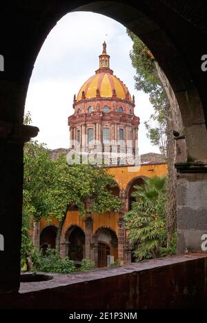 Templo De La Concepcion Kirche von der Escuela de Bellas Artes oder El-Nigromante in San Miguel de Allende, Mexiko. Stockfoto