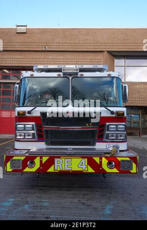 2016 Spartan Gladiator Sirius LFD / Smeal Motorfeuerwagen vor der Feuerhalle 4l in Fairview, Vancouver, BC, Kanada geparkt Stockfoto