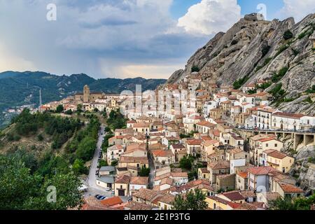 Das malerische Dorf Pietracertosa auf den malerischen Felsen des Apennins Dolomiti Lucane, Basilicata, Italien Stockfoto