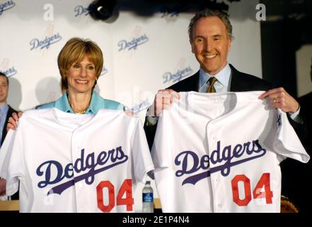 Jamie (links) und Frank McCourt, die Besitzer der New Los Angeles Dodgers, halten Trikots bei einer Pressekonferenz ab, bei der am Donnerstag, den 29. Januar 2004, der Kauf des Teams im Dodger Stadium bekannt gegeben wurde. Stockfoto