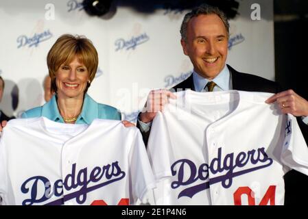 Jamie (links) und Frank McCourt, die Besitzer der New Los Angeles Dodgers, halten Trikots bei einer Pressekonferenz ab, bei der am Donnerstag, den 29. Januar 2004, der Kauf des Teams im Dodger Stadium bekannt gegeben wurde. Stockfoto