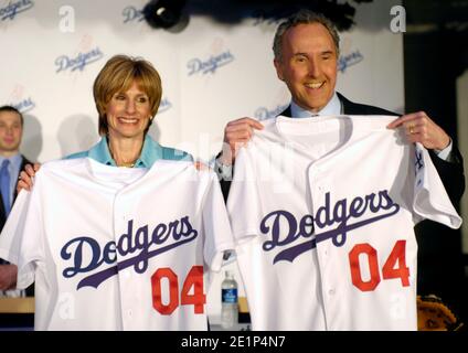 Jamie (links) und Frank McCourt, die Besitzer der New Los Angeles Dodgers, halten Trikots bei einer Pressekonferenz ab, bei der am Donnerstag, den 29. Januar 2004, der Kauf des Teams im Dodger Stadium bekannt gegeben wurde. Stockfoto