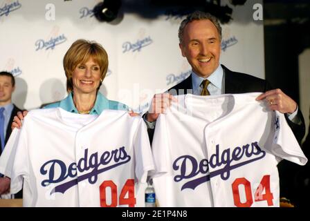 Jamie (links) und Frank McCourt, die Besitzer der New Los Angeles Dodgers, halten Trikots bei einer Pressekonferenz ab, bei der am Donnerstag, den 29. Januar 2004, der Kauf des Teams im Dodger Stadium bekannt gegeben wurde. Stockfoto