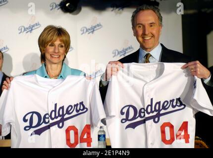 Jamie (links) und Frank McCourt, die Besitzer der New Los Angeles Dodgers, halten Trikots bei einer Pressekonferenz ab, bei der am Donnerstag, den 29. Januar 2004, der Kauf des Teams im Dodger Stadium bekannt gegeben wurde. Stockfoto