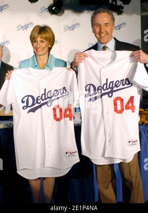 Jamie (links) und Frank McCourt, die Besitzer der New Los Angeles Dodgers, halten Trikots bei einer Pressekonferenz ab, bei der am Donnerstag, den 29. Januar 2004, der Kauf des Teams im Dodger Stadium bekannt gegeben wurde. Stockfoto