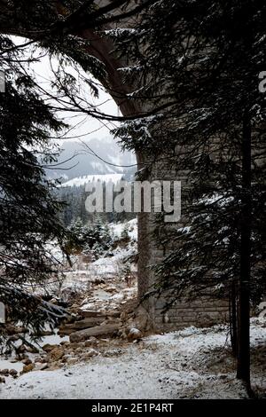 Unter Steinbrücke im Winter mit Schnee Stockfoto