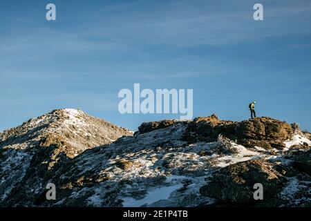 Der einsiche Wanderer steht im Winter auf dem Gipfel, Franconia Ridge, New Hampshire Stockfoto