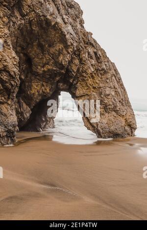 Schöner Naturstein Arche. Felsformation in einem Strand Stockfoto
