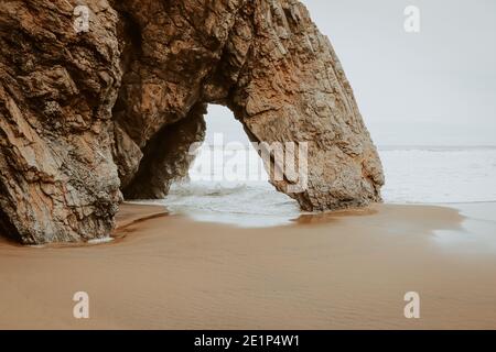 Schöner Naturstein Arche. Felsformation in einem Strand Stockfoto