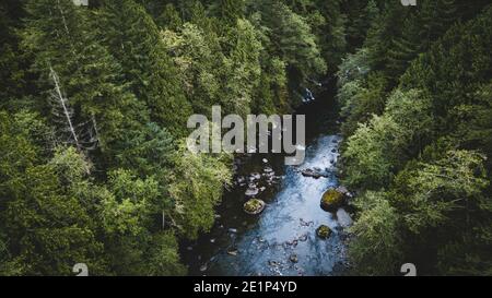 Luftaufnahme des Washington River mit üppig blauem Wasser Stockfoto