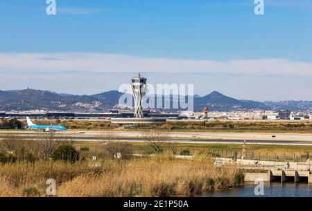 Landebahn am Flughafen Barcelona mit Flugzeugen auf der Landebahn Stockfoto