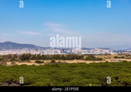 Landebahn am Flughafen Barcelona mit Flugzeugen auf der Landebahn Stockfoto