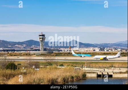 Landebahn am Flughafen Barcelona mit Flugzeugen auf der Landebahn Stockfoto