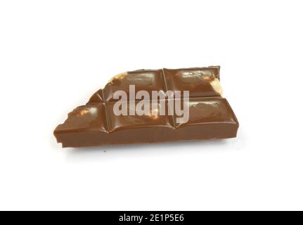 Ein gebrochenes Stück Schokolade mit Haselnüssen isoliert auf weißem Hintergrund. Milchschokolade Fliesen mit Nüssen isoliert auf weiß. Stockfoto