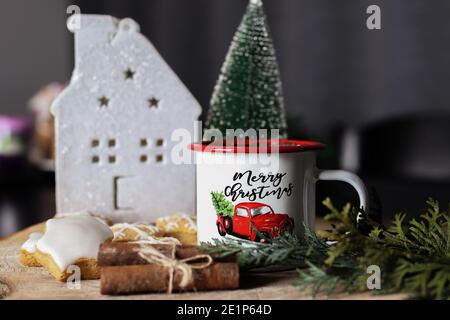 Kaffee in Metall retro Tasse und Cookies auf Holz dekoriert Schreibtisch. Weihnachtsessen Dekoration Konzept Stockfoto