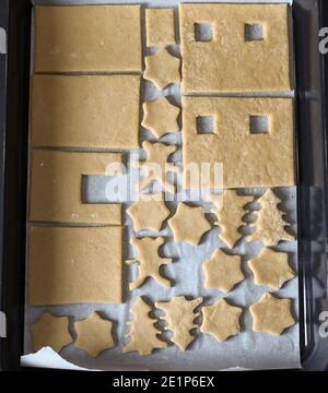 Stücke von Kekskuchen bereit, in einer Pfanne zu backen. Weihnachten und hausgemachte Lebensmittel Dekoration Konzept Stockfoto