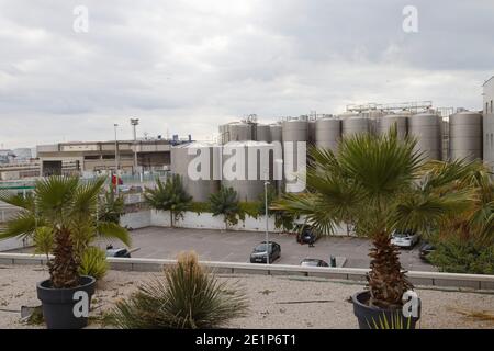 Sete, Frankreich. Oktober 2020. Blick auf den Hafen von Sete mit seinen Lagertanks in Sete, Frankreich Stockfoto