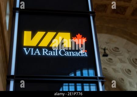 Via Rail Canada Schild am Gebäude in Toronto, Kanada. Stockfoto