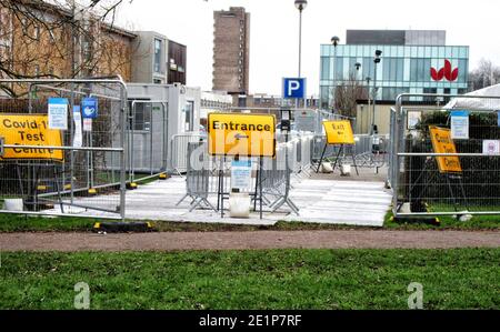 Bedford, Großbritannien. Januar 2021. Barrieren am Eingang des Covid-19 Testzentrums.an dem Tag, an dem das Vereinigte Königreich die höchste Tagesrate von 1,325 Todesfällen von Covid-19 sieht, ist dieses 'Walk-in' Testzentrum an der Universität von Bedfordshire leer. Trotz der Tatsache, dass neueste Zahlen zeigen, dass Bedford Covid-19-Raten von 936 Fällen pro 100k der Bevölkerung gegenüber einem nationalen Durchschnitt von 594. Kredit: SOPA Images Limited/Alamy Live Nachrichten Stockfoto