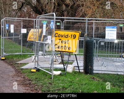 Bedford, Großbritannien. Januar 2021. Covid-19 Testzentrum Schild am Eingang.an dem Tag, an dem das Vereinigte Königreich die höchste Tagesrate von 1,325 Toten aus Covid-19 sieht, ist dieses 'Walk-in' Testzentrum an der Universität von Bedfordshire leer. Trotz der Tatsache, dass neueste Zahlen zeigen, dass Bedford Covid-19-Raten von 936 Fällen pro 100k der Bevölkerung gegenüber einem nationalen Durchschnitt von 594. Kredit: SOPA Images Limited/Alamy Live Nachrichten Stockfoto