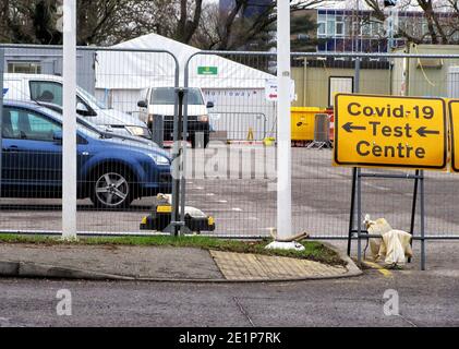 Bedford, Großbritannien. Januar 2021. Covid-19 Testzentrum Schild am Eingang.an dem Tag, an dem das Vereinigte Königreich die höchste Tagesrate von 1,325 Toten aus Covid-19 sieht, ist dieses 'Walk-in' Testzentrum an der Universität von Bedfordshire leer. Trotz der Tatsache, dass neueste Zahlen zeigen, dass Bedford Covid-19-Raten von 936 Fällen pro 100k der Bevölkerung gegenüber einem nationalen Durchschnitt von 594. Kredit: SOPA Images Limited/Alamy Live Nachrichten Stockfoto