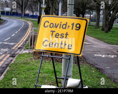 Bedford, Großbritannien. Januar 2021. Covid-19 Testzentrum Schild außerhalb gesehen.an dem Tag, an dem das Vereinigte Königreich die höchste Tagesrate von 1,325 Toten aus Covid-19 sieht, ist dieses 'Walk-in' Testzentrum an der Universität von Bedfordshire leer. Trotz der Tatsache, dass neueste Zahlen zeigen, dass Bedford Covid-19-Raten von 936 Fällen pro 100k der Bevölkerung gegenüber einem nationalen Durchschnitt von 594. Kredit: SOPA Images Limited/Alamy Live Nachrichten Stockfoto