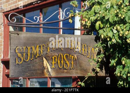 Sumpter Trading Post Schild, Sumpter, Elkhorn National Scenic Byway, Oregon Stockfoto