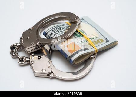 Ukraine. Januar 2021. In diesem Foto Illustrationen Handschellen und hundert US-Dollar Banknoten gesehen angezeigt. Kredit: SOPA Images Limited/Alamy Live Nachrichten Stockfoto