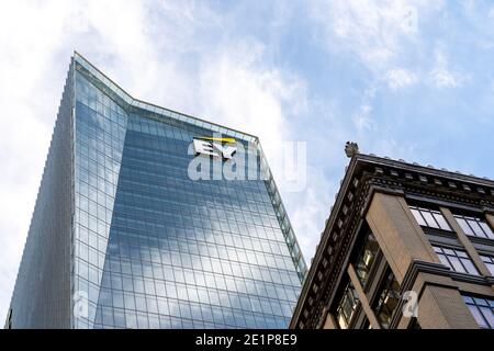 Der EY Tower mit dem alten Gebäude wird in Toronto Kanada gezeigt Stockfoto