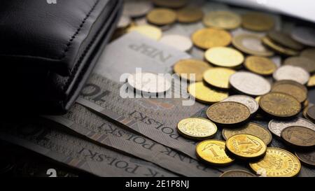 Warschau, Polen 01.01.2021 Polen Währung. Nahaufnahme von polnisch zloty viele Banknoten und Münzen. Geldwechsel in der Finanzwirtschaft. Hochwertige Fotos Stockfoto