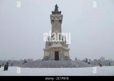 Madrid, Spanien - 08. Januar 2021: Denkmal für Alfonso XII im Retiro Park, Madrid, mitten in einem verschneiten Tag, aufgrund einer Welle von polarer Kälte. Stockfoto