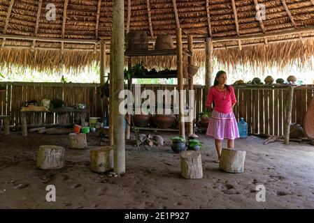 Einheimische Kichwa-Frau in traditioneller Kleidung erklärt ihre Lebensweise im Amazonas-Regenwald, Yasuni-Nationalpark, Ecuador. Stockfoto