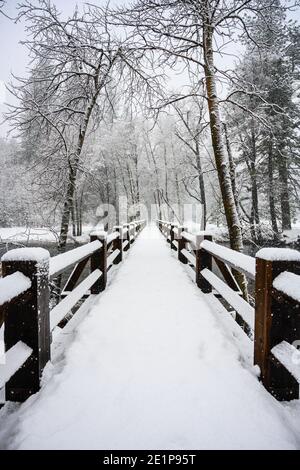 Schneebedeckte Brücke im Winter Sturm im Yosemite Tal Stockfoto