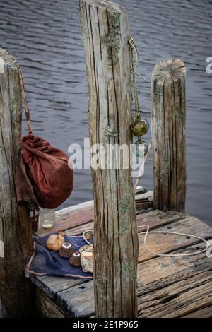 Verwittertes, mit Flechten bedecktes Holz an den Docks Stockfoto