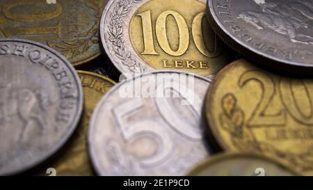 Warschau, Polen 01.01.2020 - Nahaufnahme der albanischen Münzen Leke. Hochwertige Fotos Stockfoto