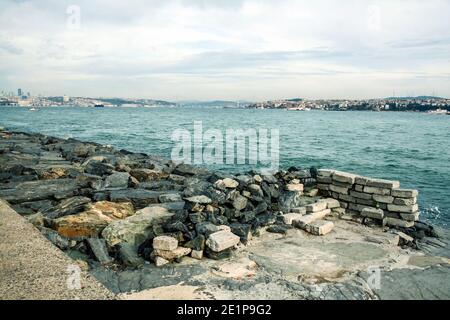 Panorama der Bosporus Meerenge, am Marmara Meer, auf der europäischen Seite von Istanbul, während eines windigen kalten Wintervormittags, in der Türkei. Abbildung des Stockfoto