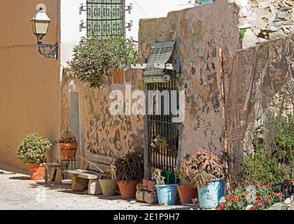 Insel Tabarca, Provinz Alicante, Spanien. Diese baufällige Mauer ist Teil eines alten Gebäudes in einer der Seitenstraßen des Dorfes der Insel. Stockfoto