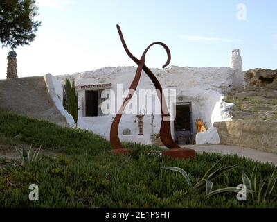 Eines der Höhlenhäuser auf dem Hügel mit Blick auf Rojales, Spanien. Sie existieren seit dem 19. Jahrhundert. Jetzt für Kunst und Handwerk verwendet Stockfoto