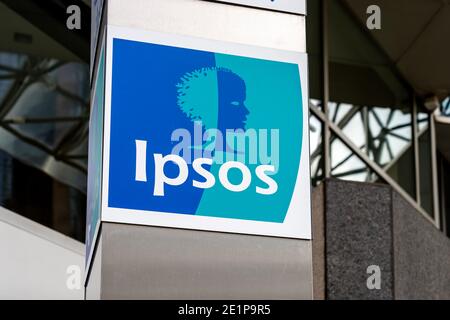 Toronto, Kanada - 29. September 2020: Das Ipsos-Logo ist außerhalb ihres Bürogebäudes in Toronto, Kanada, zu sehen. Ipsos Group S.A. ist eine multinationale Marke Stockfoto