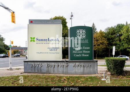 Toronto, Kanada - 29. September 2020: Das Schild des Sunnybrook-Krankenhauses ist am 29. September 2020 am Eingang in Toronto, Kanada, zu sehen. Stockfoto